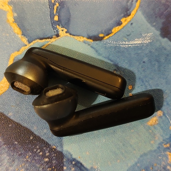 JBL 220 TWS Black Earbuds - Picture 3 of 4